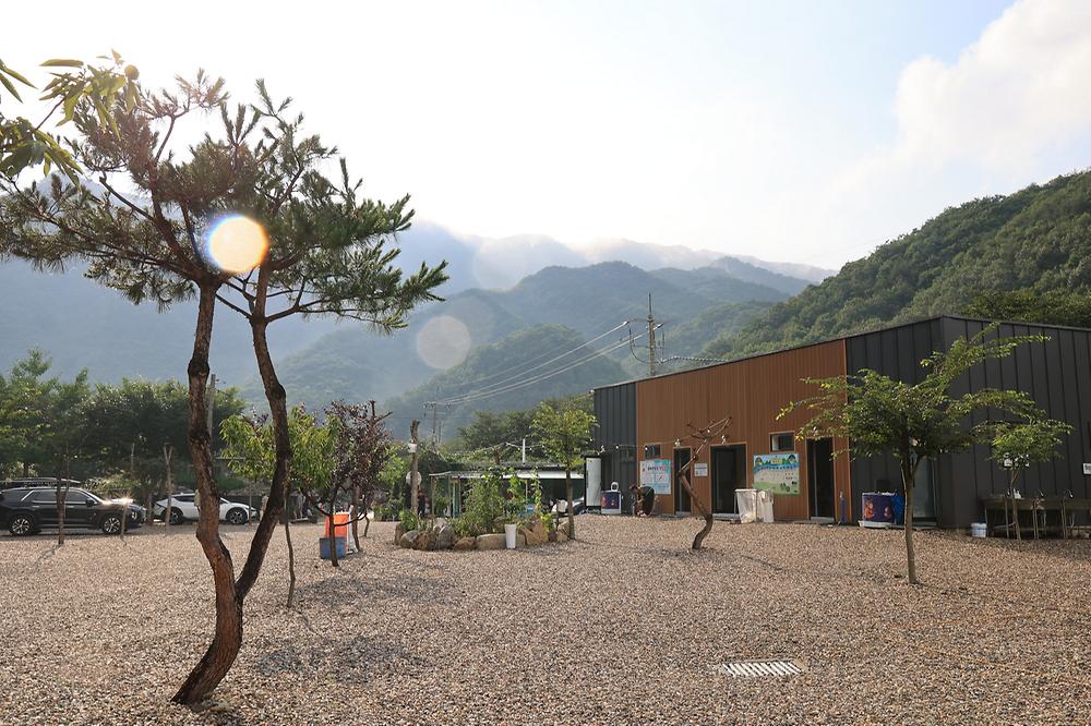 봉바위돌집 캠핑장
