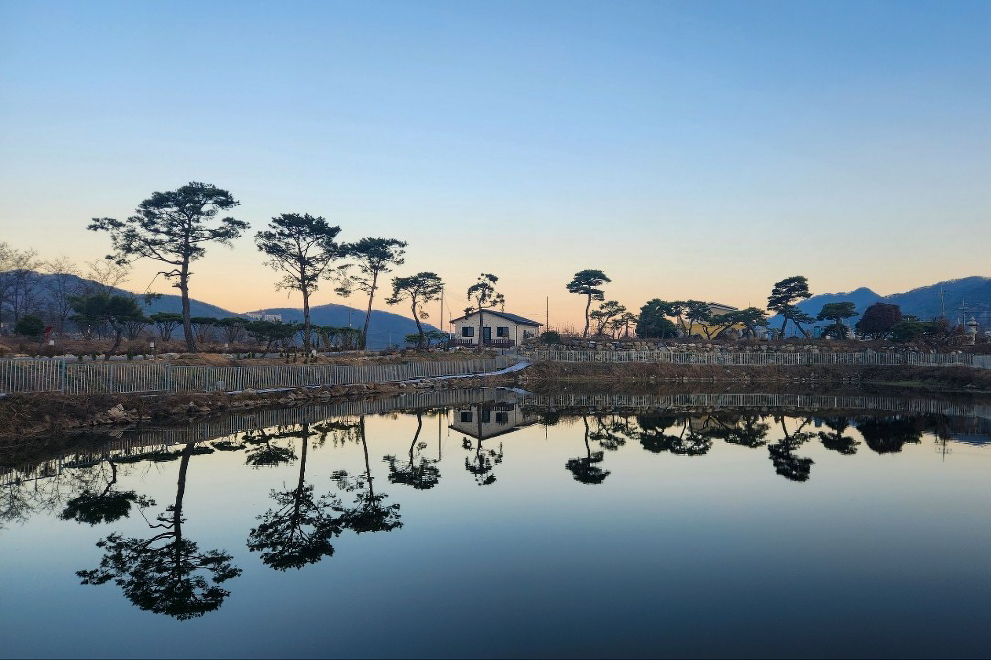 이른아침 캠핑장 이미지