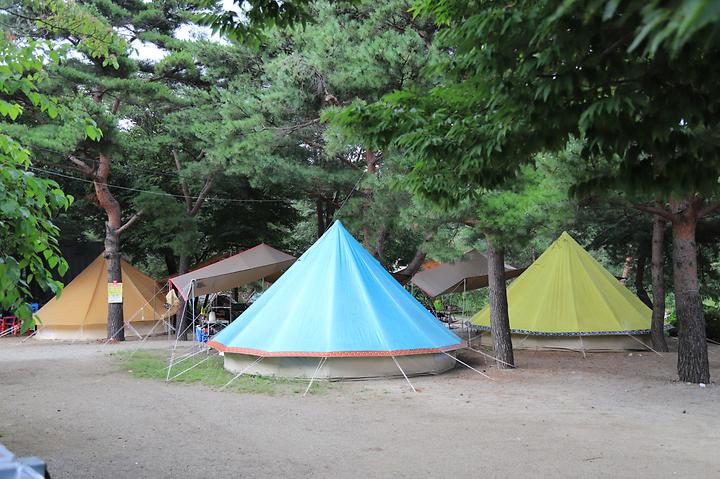 폭포가 있는 캠핑장