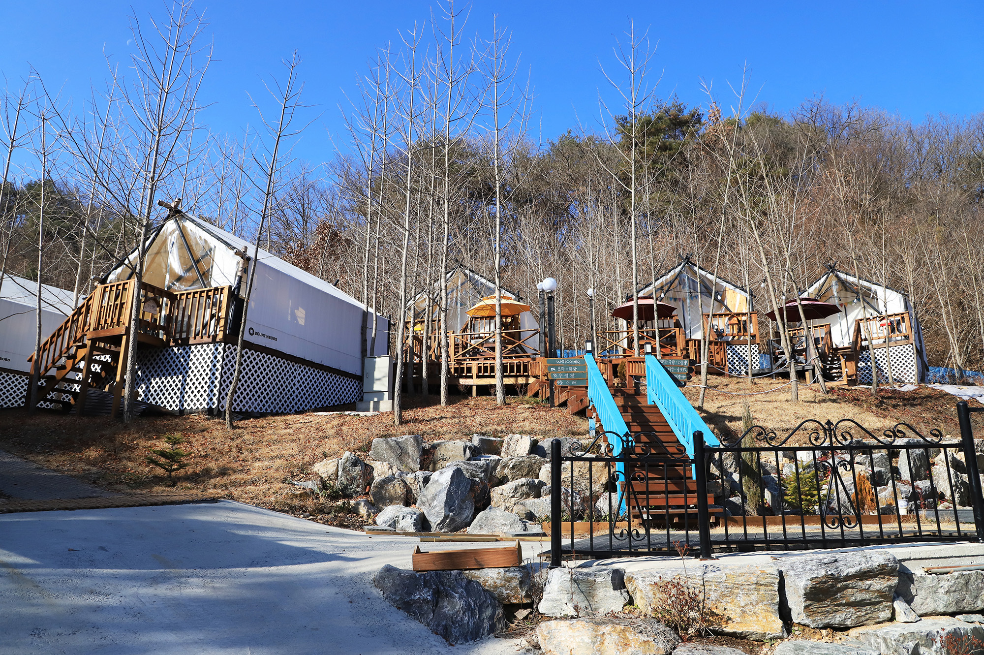 YELLOW HILL 이미지