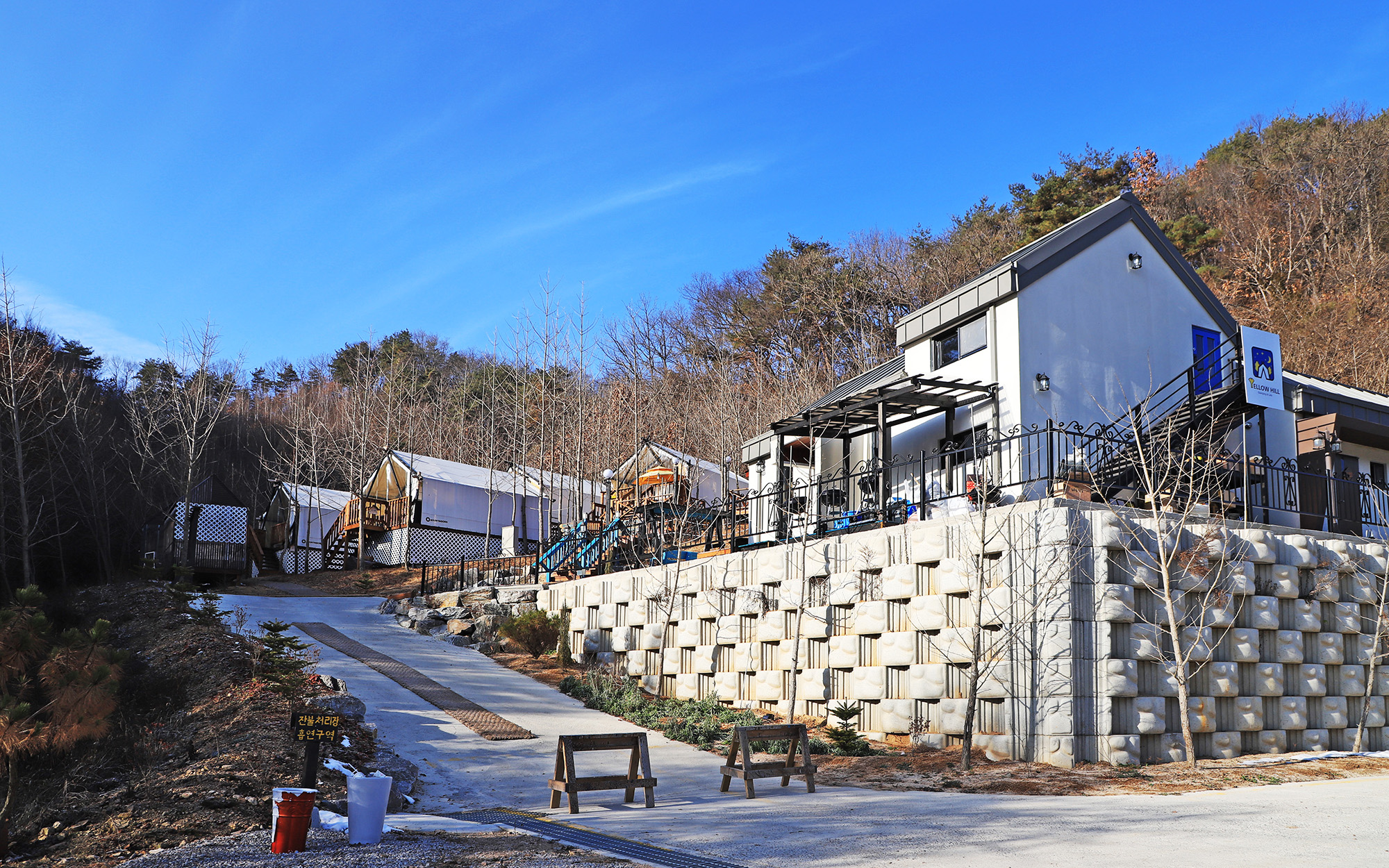 YELLOW HILL 이미지